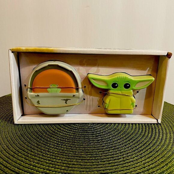 Disney Star Wars Baby Yoda and the frog Salt and Pepper Shakers NWT - Picture 1 of 7